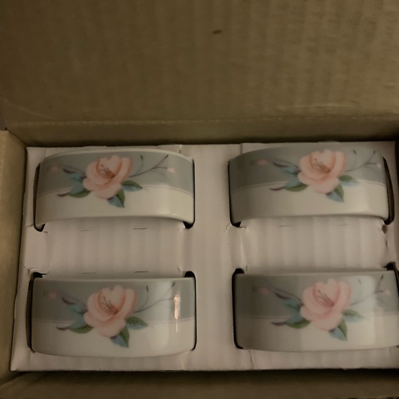 Pure White Napkins(4) and Victorian Rose Porcelain Napkin Rings(4) - Picture 2 of 5